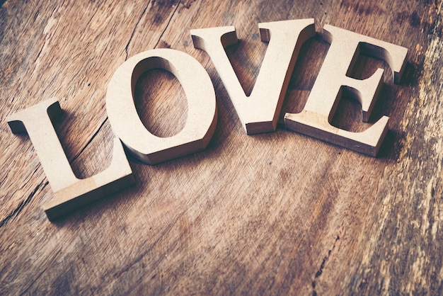 Foto het woord liefde voor valentijnsdag concept
