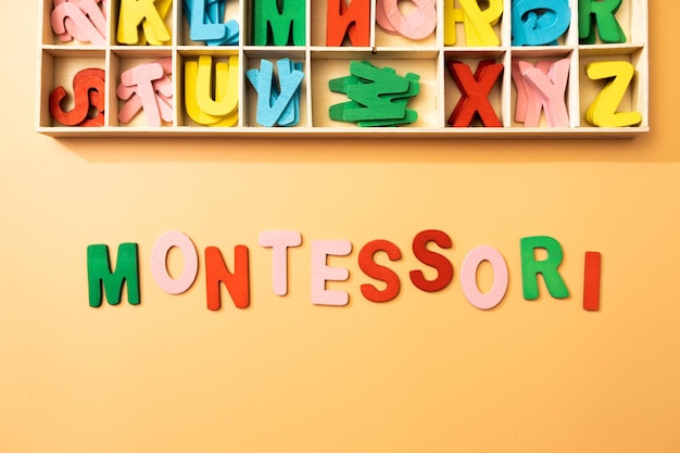 het woord montessori weergegeven als een concept door houten kleurenletters op een achtergrond