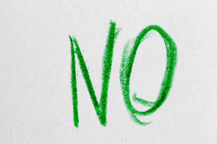 Foto het woord nee is getekend met groen potlood op gewoon papier