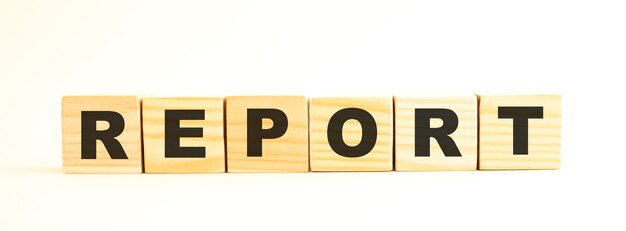 Het woord RAPPORT. Houten kubussen met letters geïsoleerd op een wit oppervlak