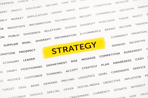 Het woord "Strategie" wordt gemarkeerd met een stift op papier. Bedrijfsconcept, strategie, planning, succes