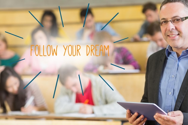 Foto het woord volg je droom tegen de docent die voor zijn klas staat in de collegezaal