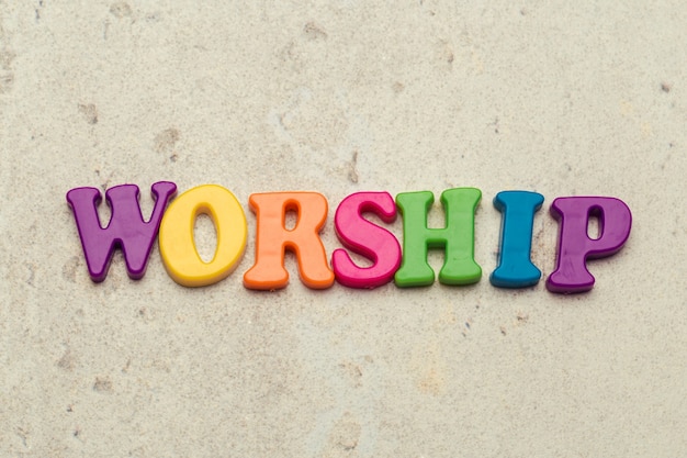 Het woord Worship geschreven in kleurrijke plastic letters