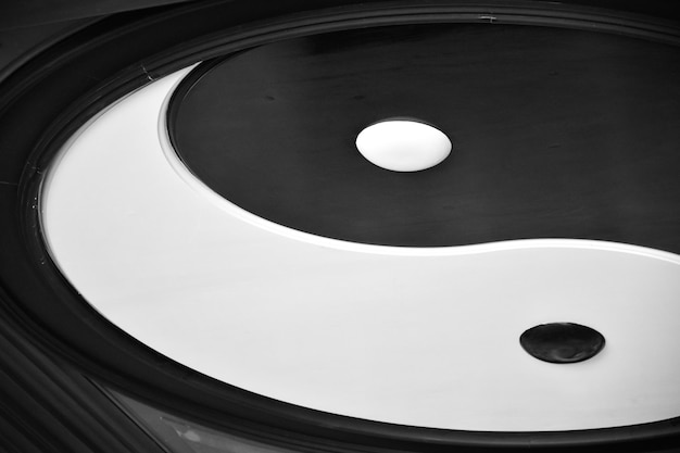 Het yin en yang symbool dat een cirkelvorm heeft en zwarte en witte kleuren is een traditioneel Chinees symbool en vertegenwoordigt goed en kwaad Render 3D witte en zwarte kleuren van yin en yang