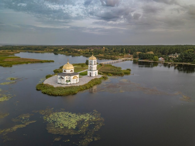 Het zachte licht van de opkomende zon verlicht de beroemde ondergelopen kerk in Gusintsy, Oekraïne