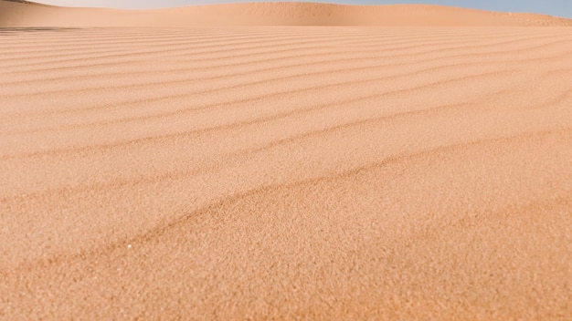 Het zand is bruin van kleur