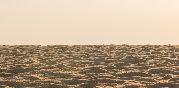 Het zandtextuur van het strand op witte achtergrond