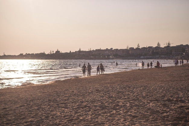 Het zeegezicht van Modica (op Sicilië) bij zonsondergang