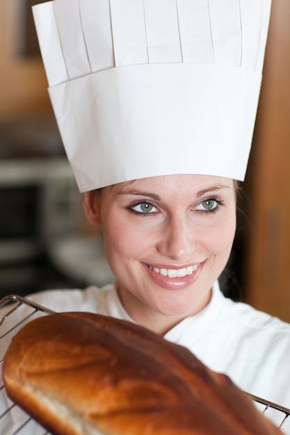 Het zekere vrouwelijke brood van het chef-kokbaksel