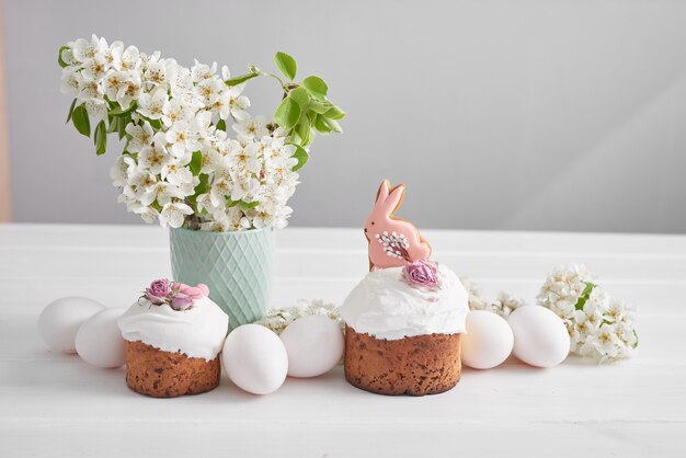 Het zoete brood van Pasen, Pasen-cake met bloemen en peperkoek. Vakantie ontbijt concept met kopie ruimte. Pasen wenskaartsjabloon. Zelfgemaakte pasques. Pasen zoet.