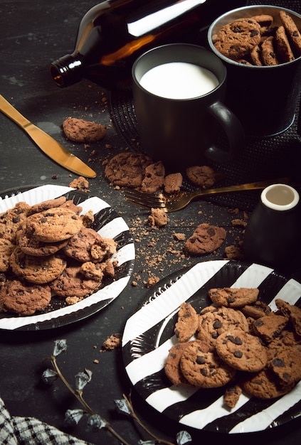 Het zoete koekje van het koekjesdessert met melk en decoratievoedsel op lijst