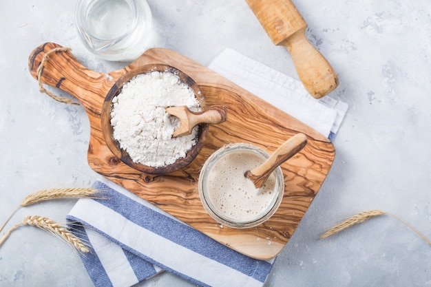 Het zuurdeeg voor brood is actief. Start zuurdesem (gefermenteerd mengsel van water en bloem om te gebruiken als zuurdesem voor het bakken van brood).