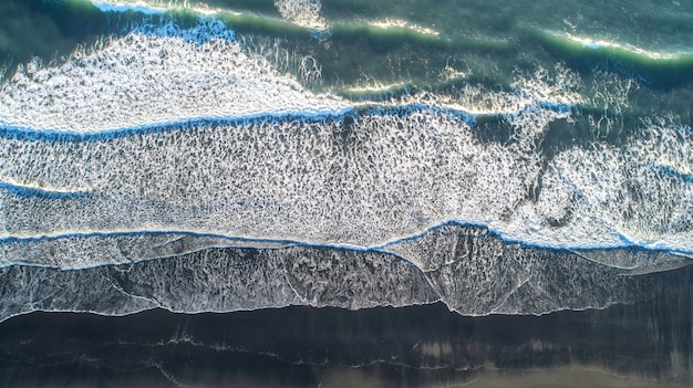 Foto het zwarte zandstrand in ijsland. luchtfoto van de zee en bovenaanzicht.