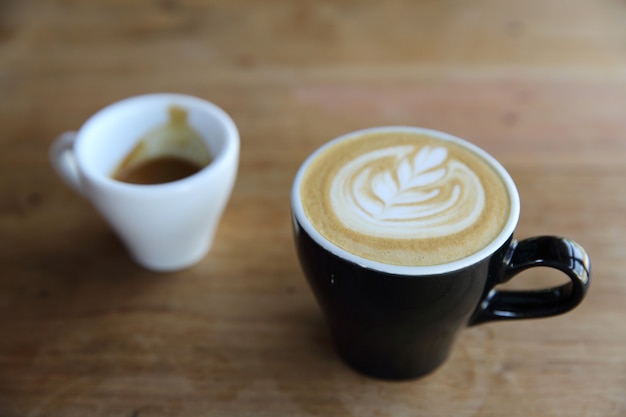 Hete cappuccinokoffie op houten achtergrond