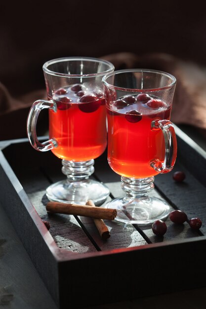 Hete cranberry thee met kaneel opwarmend drankje