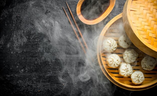 Foto hete dumplings manta in een bamboestomer met sojasaus