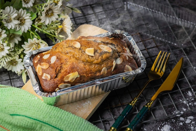 Hete en rokerige bananencake met gereedschap, reparatielepels en een broodmes