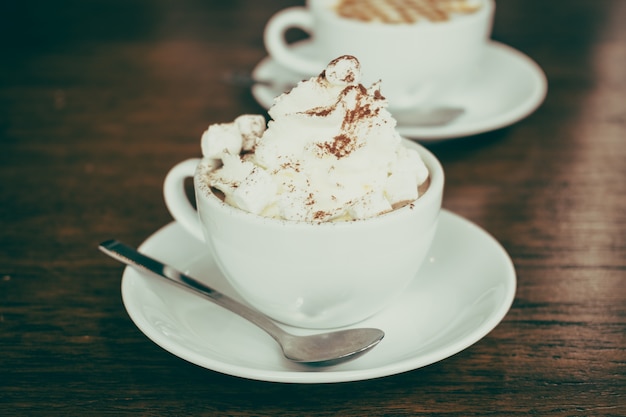 Hete heemstchocolade in witte kop