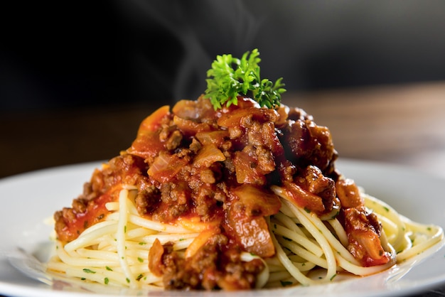 Hete Italiaanse spaghetti met bolognese vleessaus