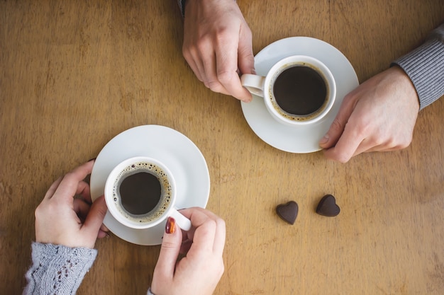 Hete koffie in de handen. Drankjes. Selectieve aandacht.