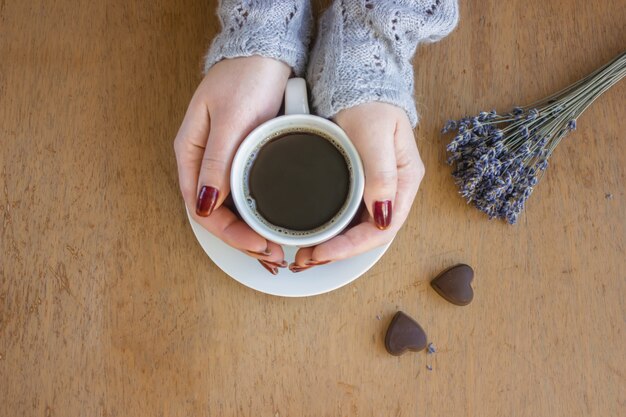 Hete koffie in de handen. Drankjes. Selectieve aandacht.