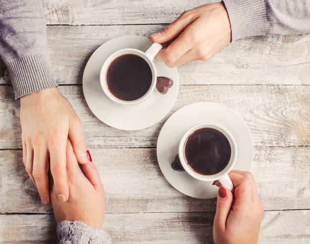 Hete koffie in de handen van een geliefde.