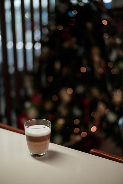 Hete koffie latte op kerstvakantie display wall