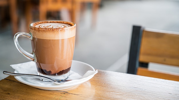 Hete koffie op de tafel in de coffeeshop