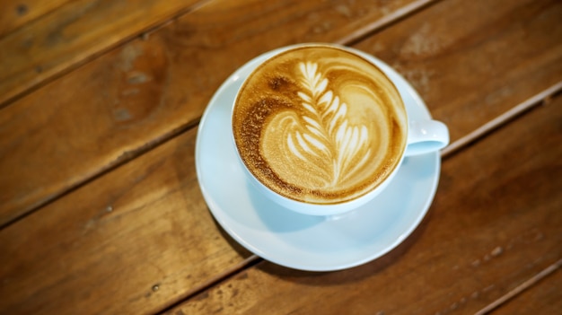 Hete koffie op een houten tafel.