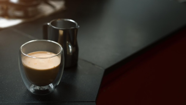 Hete koffie op een tafel met room die erin wordt gegoten en de textuur laat zien