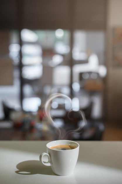 Hete koffie op een tafel met room die erin wordt gegoten en de textuur laat zien