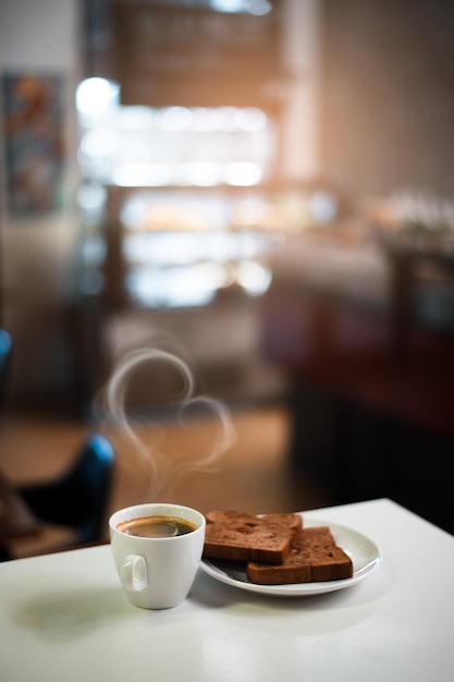 Hete koffie op een tafel met room die erin wordt gegoten en de textuur laat zien