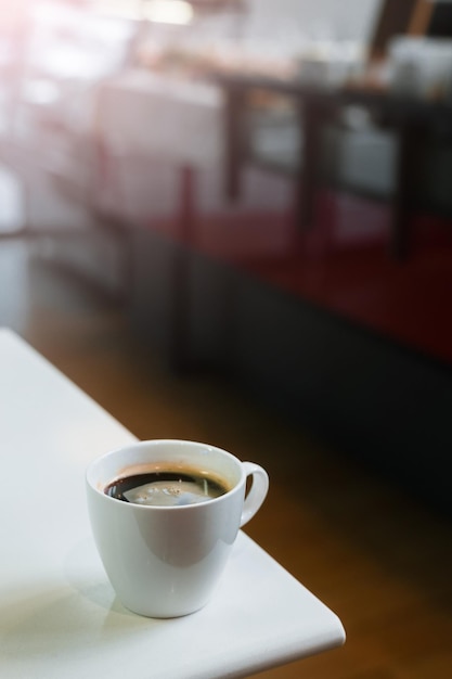 Hete koffie op een tafel met room die erin wordt gegoten en de textuur laat zien