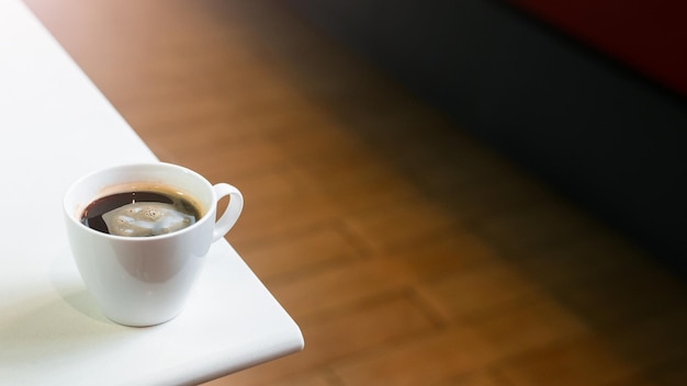 Hete koffie op een tafel met room die erin wordt gegoten en de textuur laat zien