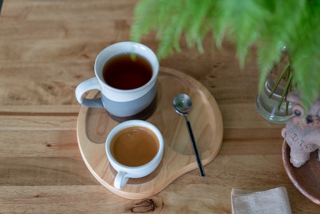 Foto hete koffiekop op houten lijst