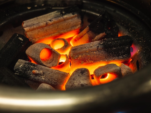 hete kolen in het rode vuur voor BBQ