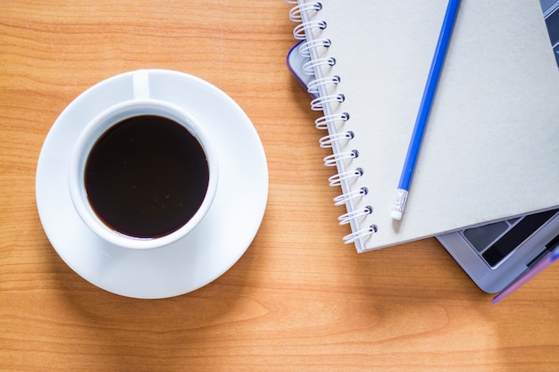 Hete kop koffie op werktafel