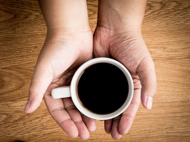 Foto hete kop koffie vasthouden