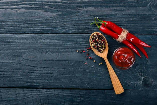 Hete kruiden Chili en Spice Red Peppers Op een houten achtergrond Bovenaanzicht Vrije ruimte voor uw tekst