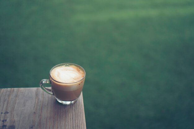 Hete kunst Latte koffie in een kopje op houten tafel