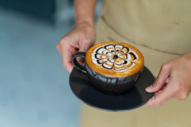 Hete latte art-koffie op de tafel ontspannen tijd