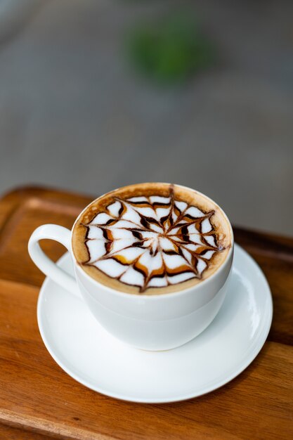 Hete latte art koffie op houten tafel, ontspan tijd