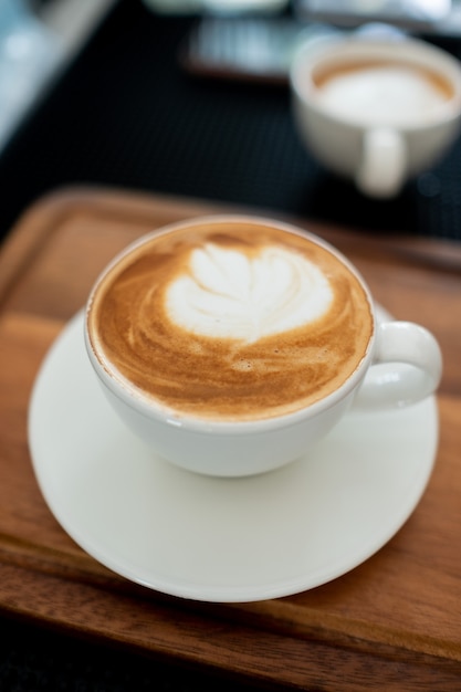 Hete latte art koffie op houten tafel, ontspan tijd