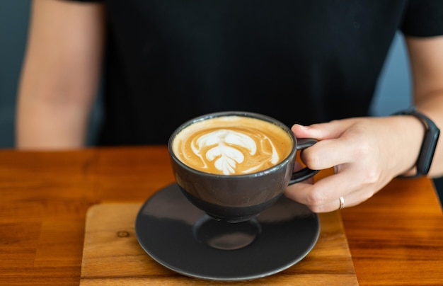 Hete latte art koffie op tafel ontspannen tijd