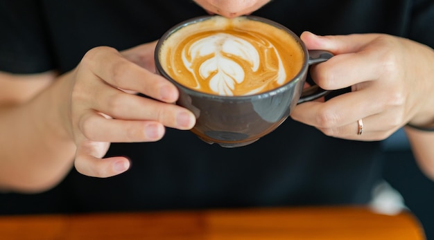 Hete latte art koffie op tafel ontspannen tijd