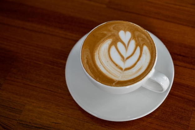 Hete latte art koffie op tafel ontspannen tijd