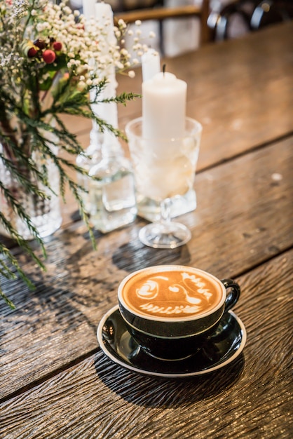 hete latte koffiekopje in café-restaurant