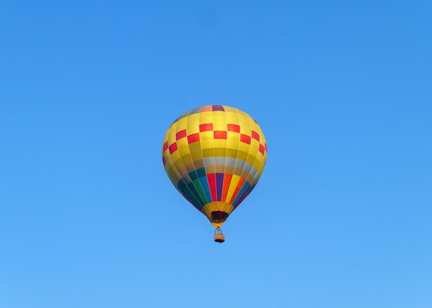 Hete lucht ballonnen vliegen in blauwe hemel