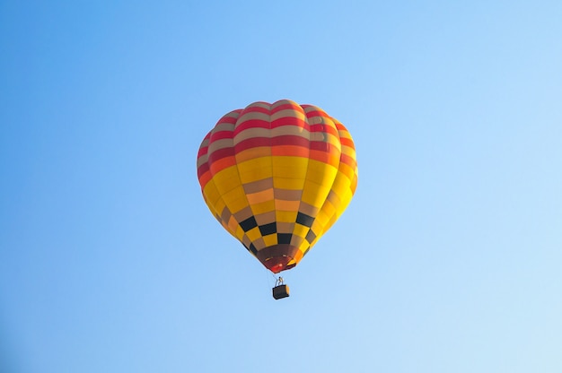 Hete lucht ballonnen vliegen in blauwe hemel