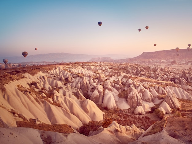 Foto hete luchtballon in cappadocië op de zonsopgang.